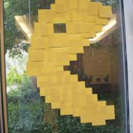 Jeudi 25 août. Pacman! Post-It War à l'UQAM dans le QG de l'AIERTI 2011 (BB)